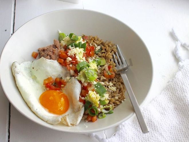 Рецепт яичницы с пророщенным овсом и овощами