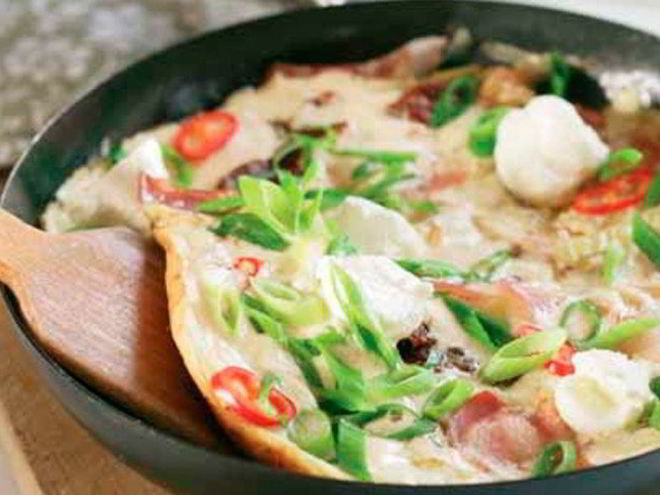 Рецепт яичницы с шампиньонами, колбасками и сыром