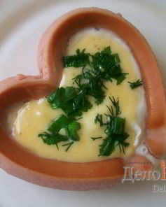 Яичница с сосисками для романтического завтрака