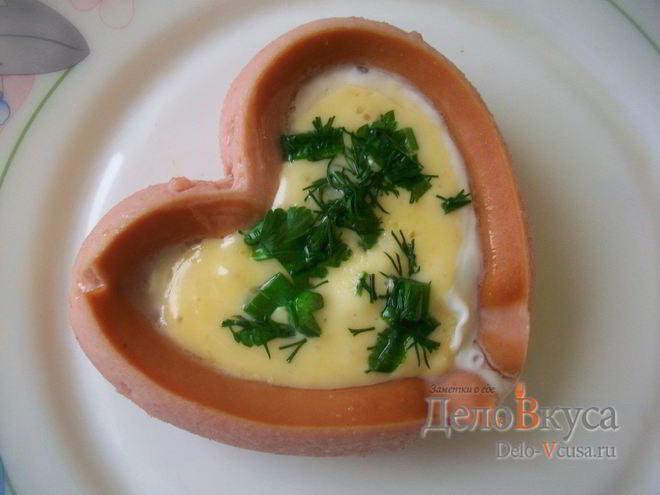 Рецепт яичницы с сосисками для романтического завтрака