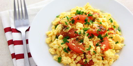 Яичница с сыром фета