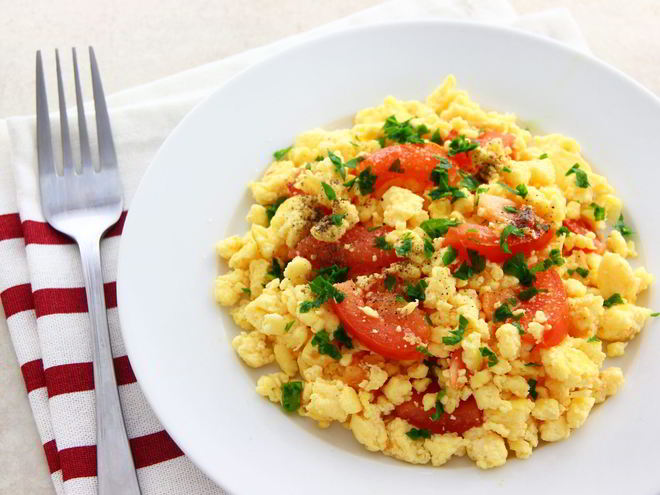 Рецепт яичницы с сыром фета