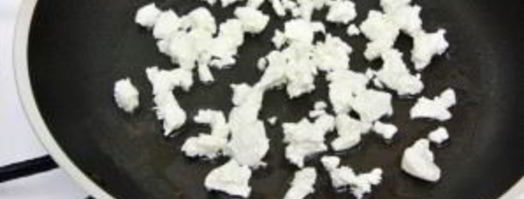 яичница с сыром фета. Шаг 4