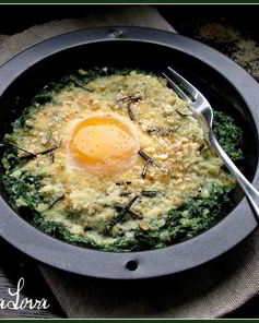 Яичница со шпинатом и розмариновыми сухариками