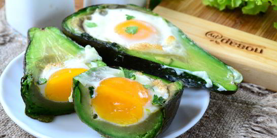 Яичница в авокадо