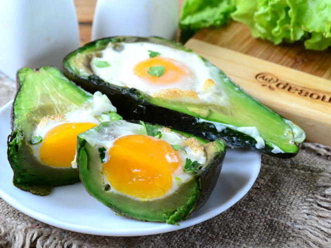 Рецепт яичницы в авокадо