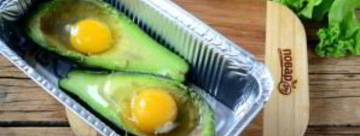 яичница в авокадо. Шаг 3