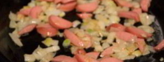 завтрак из сосисок и яиц. Шаг 3