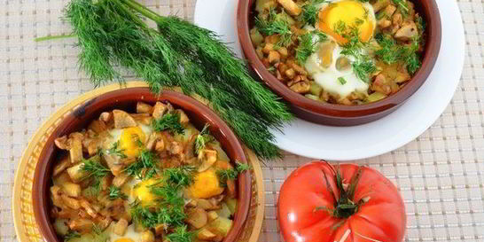 Яйца, запеченные с картофелем и грибами