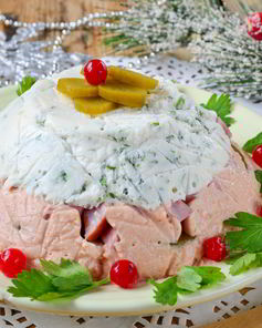 Двухцветное заливное с ветчиной и маринованными огурцами