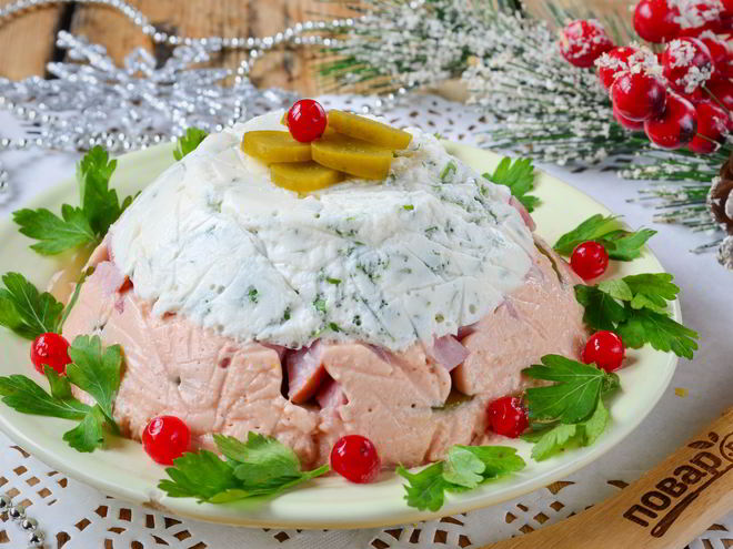 Рецепт двухцветного заливного с ветчиной и маринованными огурцами