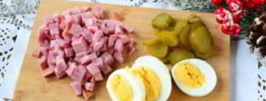 двухцветное заливное с ветчиной и маринованными огурцами. Шаг 6