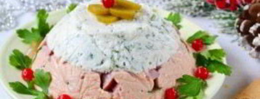 двухцветное заливное с ветчиной и маринованными огурцами. Шаг 11