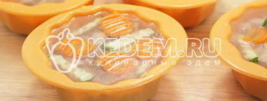 заливное из курицы новогоднее. Шаг 9