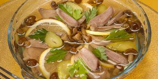 Заливное из свиного языка с опятами