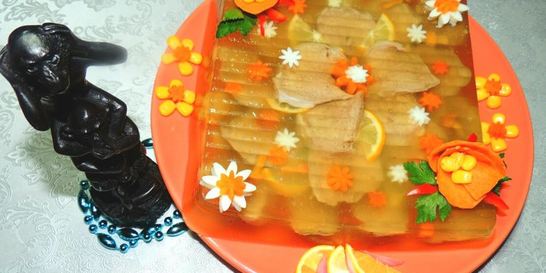 Заливное из телячьих языков с маринованными опятами