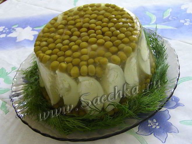 Рецепт заливного с курицей, яйцами и горошком