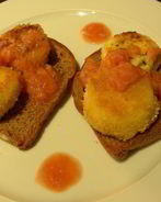 Жареный козий сыр с ревеневым соусом