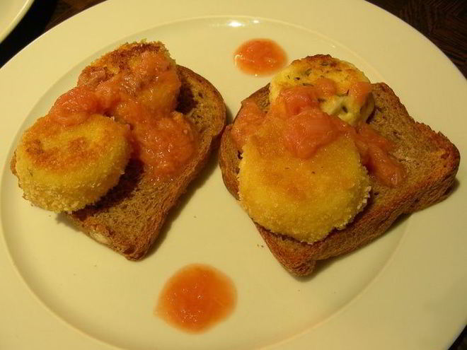 Рецепт жареного козьего сыра с ревеневым соусом