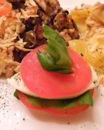 Куриный жюльен в портобелло с запеченным картофелем и капрезе