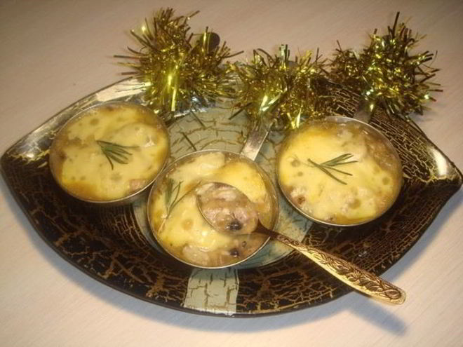 Рецепт жульена новогоднего со свининой и шампиньонами