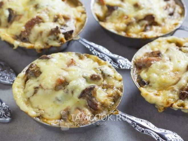 Рецепт жульена с курицей, грибами и сметаной